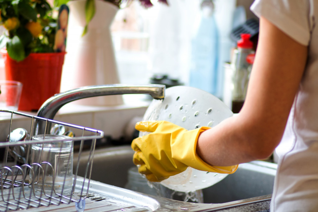 woman washing dishes