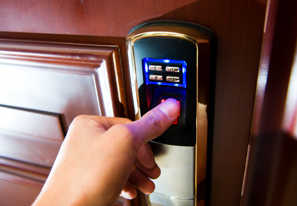 View of a hand opening door lock with fingerprint 